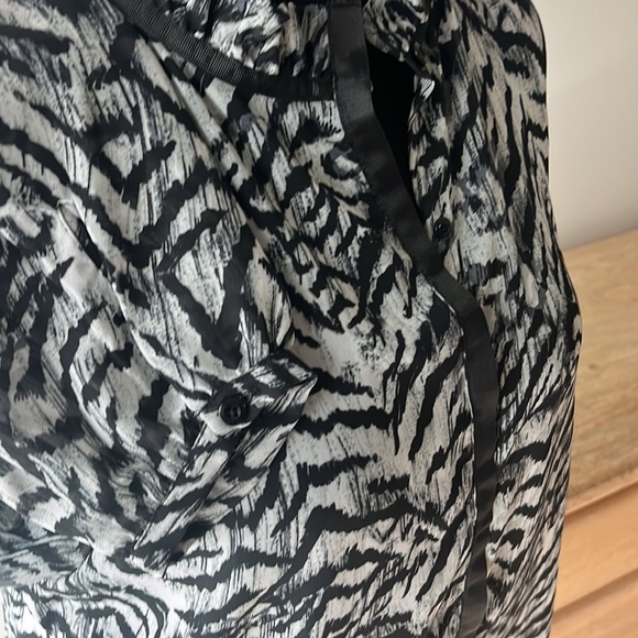 Kardashian Kollection Women's Zebra Print Blouse size XL - Picture 3 of 8